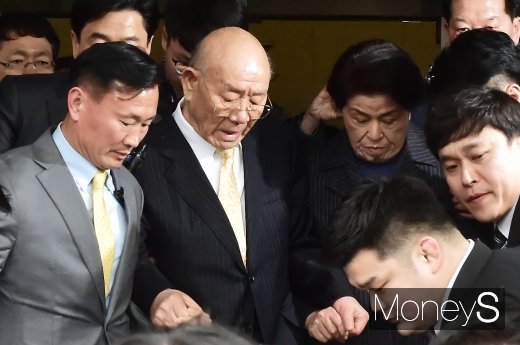 [머니S포토] 두손 꼭 붙잡고 법원 나서는 전두환, 이순자