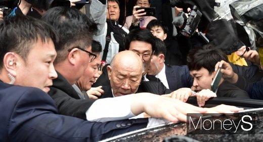 [머니S포토] 철통 경호 속 법정 나서는 전두환