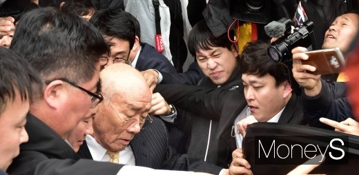 [머니S포토] 전두환 재판 종료, 아수라장된 법원