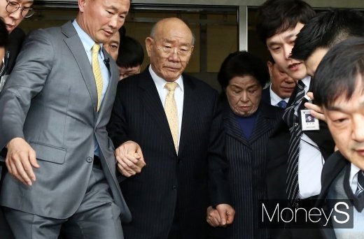 [머니S포토] 이순자 붙잡고 법원 나서는 전두환