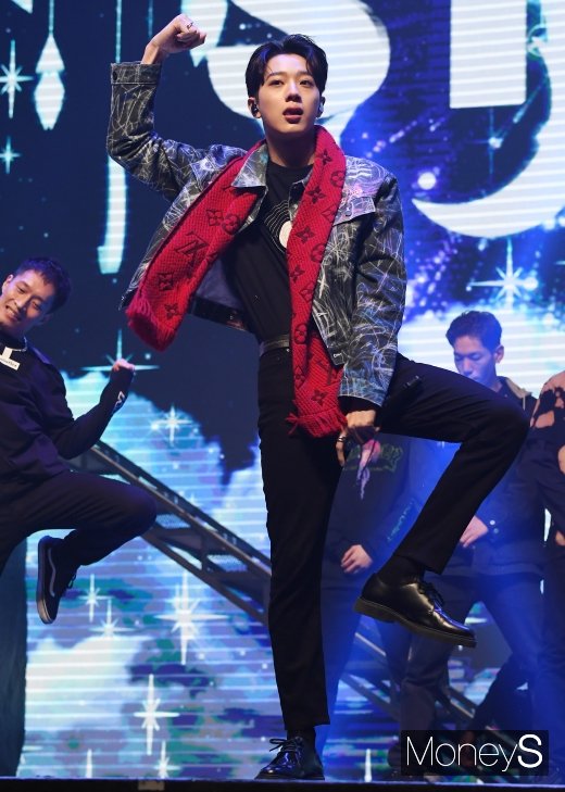 [머니S포토] 라이관린, 무대 장악하는 퍼포먼스