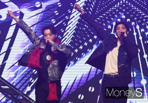 [머니S포토] 우석X관린 '손을 머리 위로~'