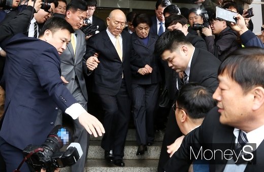 [머니S포토] 재판종료 전두환, 아수라장 속 귀가