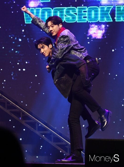[머니S포토] 라이관린 '우석형한테 어부바'