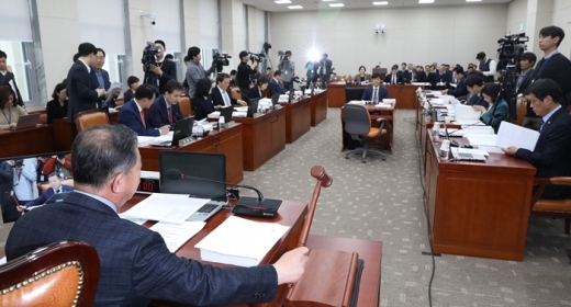 이찬열 국회 교육위원회 위원장이 11일 오후 서울 여의도 국회에서 열린 교육위원회 전체회의에서 의사봉을 두드리고 있다. /사진=뉴스1
