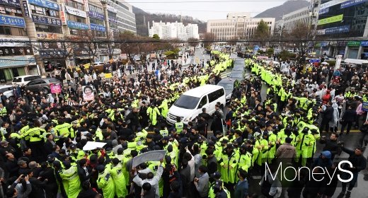 [머니S포토] 광주시민 울분 속 법원 나서는 전두환 차량
