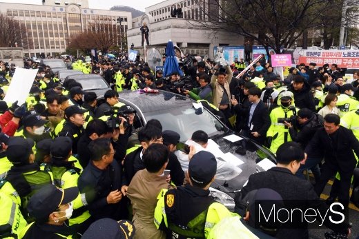 [머니S포토] 광주시민 분노 속 법원 나서는 전두환 차량