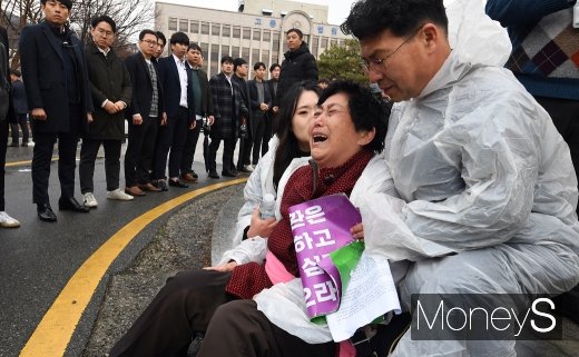 [머니S포토] 재판 종료 전두환, '39년의 광주 울분' 어찌 잊으리