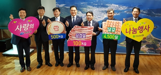 ▲농협전남지역본부와 여수시는 11일 여수시청 시장실에서 '사랑의 돼지고기·계란· 쌀 나눔행사'를 가졌다. / 사진=여수시 제공
