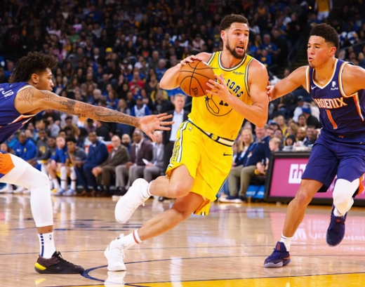 11일 미국 캘리포니아 주 오클랜드 오라클 아레나에서 열린 2018-2019시즌 미국프로농구(NBA) 정규리그 피닉스와의 홈경기서 데빈 부커(오른쪽)과 켈리 우브레 주니어(왼쪽)의 견제를 받고 있는 골든스테이트 워리어스의 가드 클레이 톰슨. /사진=로이터