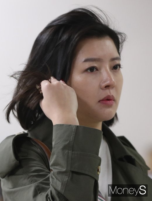 [머니S포토] 김미나, 어두운 표정으로…