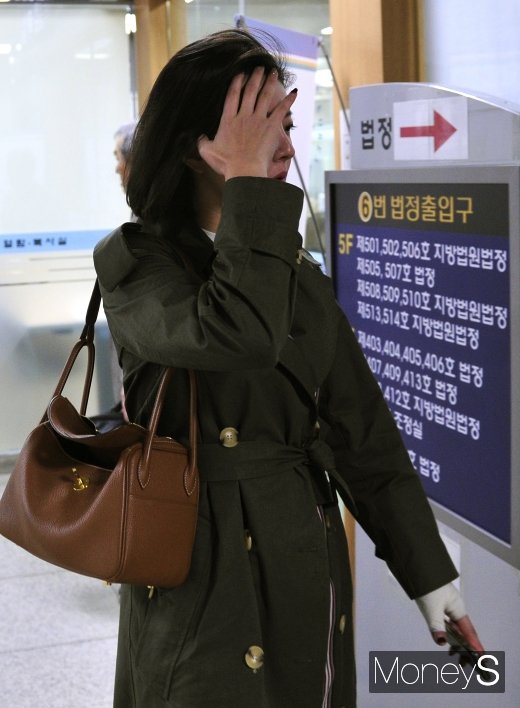 [머니S포토] 김미나, 얼굴 가리고 법정으로