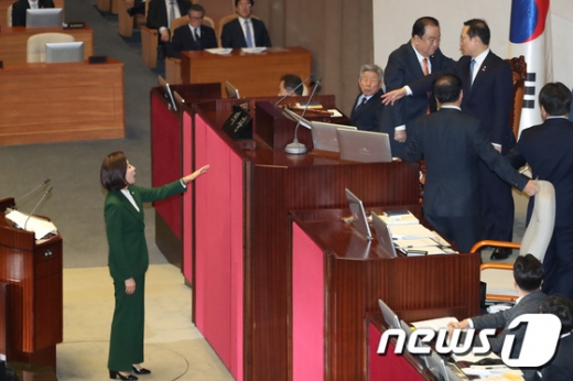 홍영표 더불어민주당 원내대표가 12일 오전 서울 여의도 국회 본회의장에서 열린 제367회 제3차 임시회 본회의에서 나경원 자유한국당 원내대표의 교섭단체 대표연설 내용 중 '문재인 대통령이 김정은 수석대변인'이란 발언에 항의하고 있다. /사진=뉴스1