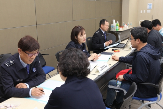 광주본부세관 직원이 수출 기업 관계자들과 상담하고 있다./사진제공=광주본부세관