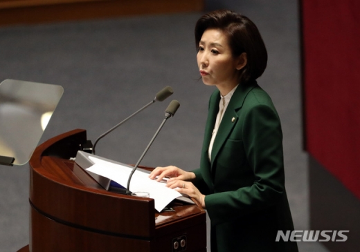  12일 오전 서울 영등포구 여의도 국회 본회의장에서 열린 제367회 국회(임시회) 제3차 본회의에서 나경원 자유한국당 원내대표가 교섭단체 대표연설을 하고 있다. /사진=뉴시스 