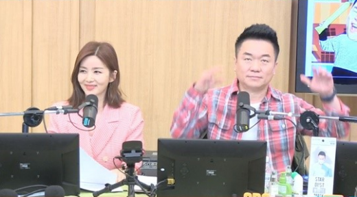 배우 박솔미(왼쪽)와 방송인 김태균. /사진=sbs 보이는 라디오 캡처