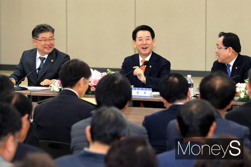 도민과 대화가 전남 영광군에서 12일 열린 가운데 김영록 전남도지사(사진 가운데)와 김준성 영광군수, 장세일 도의원이 대화 도중 환하게 웃고 있다. /사진=전남도 제공▲