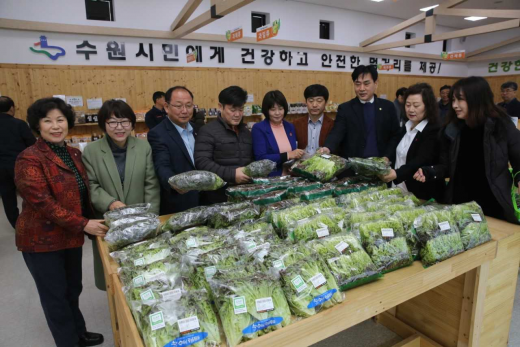 ▲ 기획경제위원회, 수원 로컬푸드 직매장 방문. / 사진제공=수원시의회