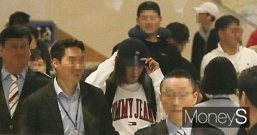 [머니S포토] 게이트 진입 전 모자 눌러쓰는 정준영