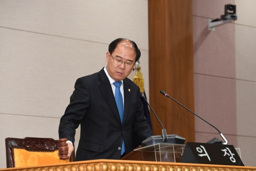 ▲ 이희창 양주시의회 의장이 제303회 임시회 개회를 선언하며 의사봉을 두드리고 있다. / 사진제공=양주시의회