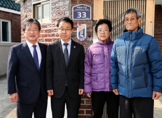 ▲박성호 도지사 권한대행(왼쪽 두번째)이 지난 12일 독립유공자 김기범의 손자인 김쌍현씨 댁에 명패를 달아드렸다./사진=경남도 제공