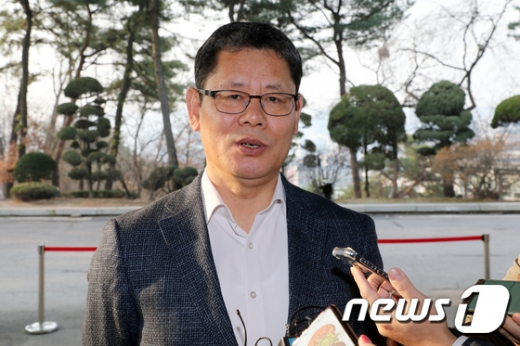 김연철 통일부 장관 후보자가 지난 11일 오전 서울 종로구 남북회담본부로 첫 출근하며 취재진의 질의에 답하고 있다. /사진=뉴스1