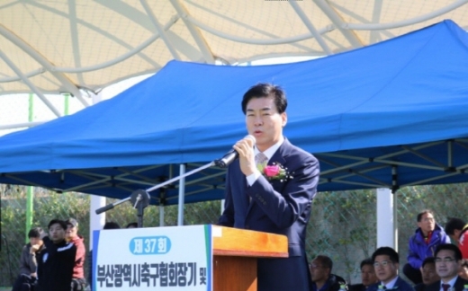 지난해 제37회 부산광역시축구협회장기 대회에서 인사말하고 있는 정정복 회장. / 사진제공=부산시축구협회