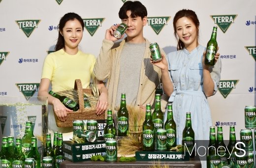 [머니S포토] 하이트진로, 테라로 청정라거 문 '활짝'