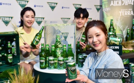 [머니S포토] 하이트진로, 테라로 청정라거 문 '활짝'