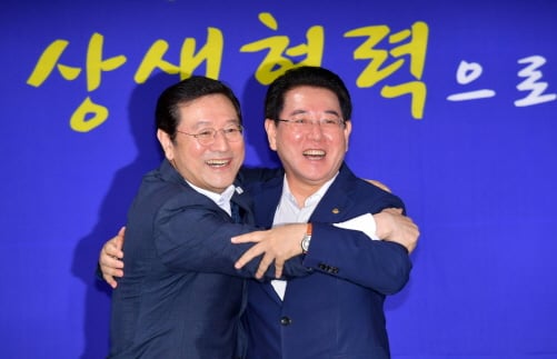 이용섭 광주시장(왼쪽)과 김영록 전남지사가 지난해 8월 20일 전남도청 서재필실에서 열린 2018 광주전남 상생발전위원회에서 상생협력을 다짐하며 포옹하고 있다./사진제공=광주광역시