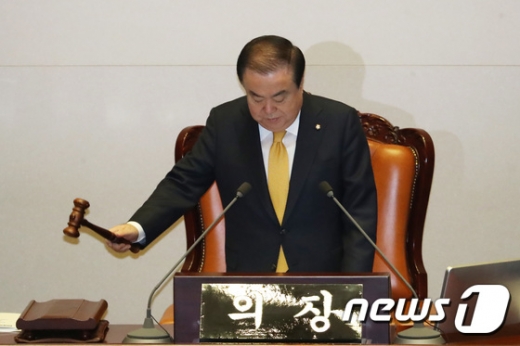 문희상 국회의장이 13일 오전 서울 여의도 국회 본회의장에서 열린 제367회 제4차 임시회 본회의에서 의사봉을 두드리고 있다. /사진=뉴스1