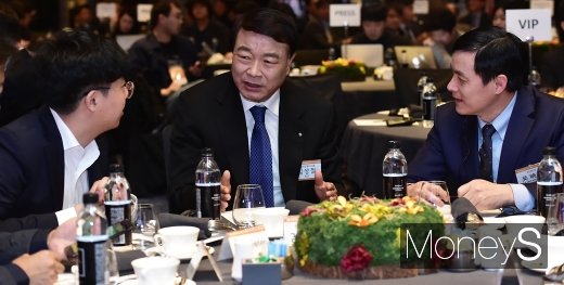 [머니S포토] 한컴그룹 AI음성인식 합작법인 설립, 의견 나누는 김상철 회장