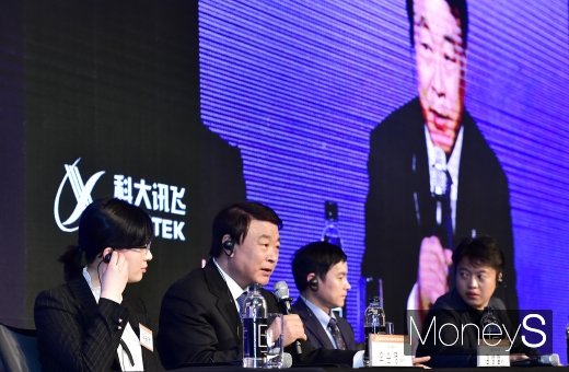 [머니S포토] AI음성 합작법인 관련 질문 답하는 김상철 회장