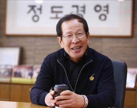권원강 회장/사진=교촌에프앤비 @머니S MNB, 식품 외식 유통 · 프랜차이즈 가맹 & 유망 창업 아이템의 모든 것