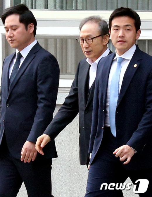 이명박 전 대통령, 서울고등법원 도착…보석 후 첫 재판 (속보)