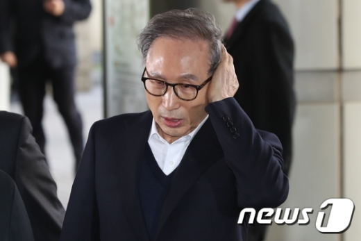다스 자금 횡령과 뇌물수수 의혹을 받고 있는 이명박 전 대통령이 석방 일주일만인 13일 오후 서울 서초구 서울고등법원에서 열린 특정범죄가중처벌 등에 관한 법률위반(뇌물)등 혐의 관련 항소심 공판기일에 출석하고 있다. /사진=뉴스1