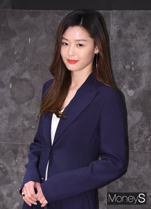[머니S포토] 전지현 '두 아이 엄마 맞아?'