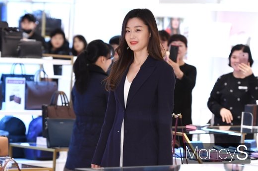 [머니S포토] 전지현 '눈을 뗄 수 없는 미모'