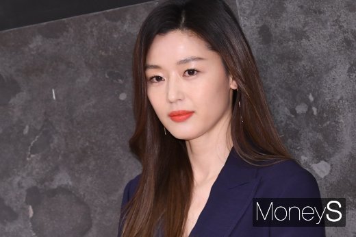 [머니S포토] 전지현 '심쿵 눈맞춤'