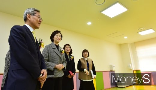 [머니S포토] 교육부·KB금융 공동 조성 유치원 둘러보는 유은혜와 윤종규