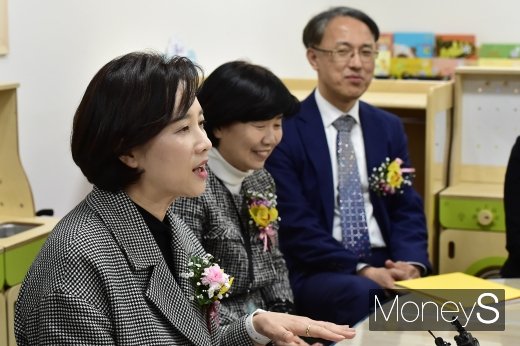 [머니S포토] 맞벌이 가정 돌봄 제공·통학차량 확대 등 약속하는 유은혜
