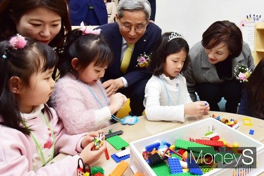 KB금융그룹은 13일 교육부와 함께 조성한 장위초등학교 병설유치원 개원 행사를 열었다. 서울 성북구 장위초교에서 열린 개원행사에서 윤종규 KB금융 회장(왼쪽에서 세번째)과 유은혜 부총리 겸 교육부장관(다섯번째) 등이 원아들과 교육활동을 하고 있다./사진=임한별 기자