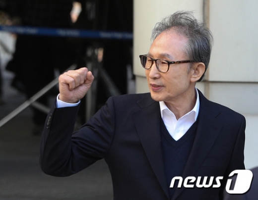 다스 자금 횡령과 뇌물수수 의혹을 받고 있는 이명박 전 대통령이 석방 일주일만인 13일 오후 서울 서초구 서울고등법원에서 열린 특정범죄가중처벌 등에 관한 법률위반(뇌물)등 혐의 관련 항소심 공판기일을 마친 후 법정을 나서고 있다. /사진=뉴스1