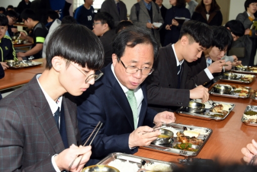김석준 부산광역시교육감이 13일 부산진구 부산진고등학교에서 학생들에게 배식을 한 후 학생들과 함께 식사를 하면서 학교급식과 학교생활에 대해 허심탄회하게 대화하고 있다. /사진제공=부산시교육청