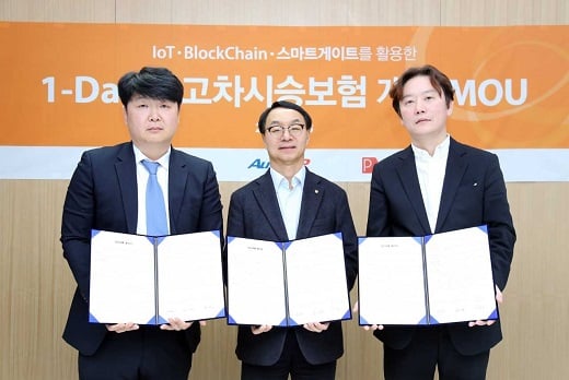 김태열 한화손해보험 고객시장혁신실장(가운데)이 13일 여의도 한화손해보험 사옥에서 김선황 오토업 컴퍼니 대표(왼쪽), 신상용 파킹클라우드 대표와 ‘1-Day 중고차 시승보험’ 개발과 판매를 위한 업무협약(MOU)을 체결하고 기념 촬영을 하고 있다. / 사진=한화손해보험