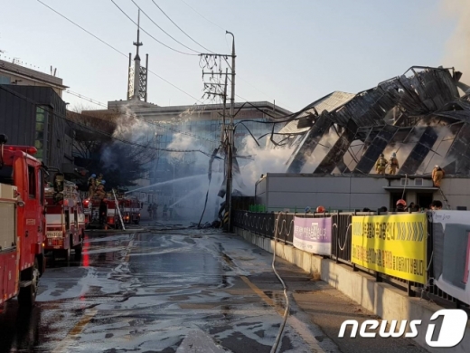 13일 오후 서울 은평구 대조동 주택전시장에서 불이 나 소방당국이 진화에 나서고 있다./사진=뉴스1
