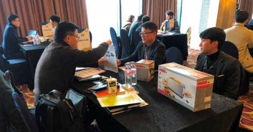 지난 13일 이비스 앰배서더 수원에서 열린 2019 상반기 대형유통망 구매상담회에서 대형유통망 MD들과 도내 중소기업들이 1:1 구매상담을 진행하고 있다. / 사진제공=경기도
