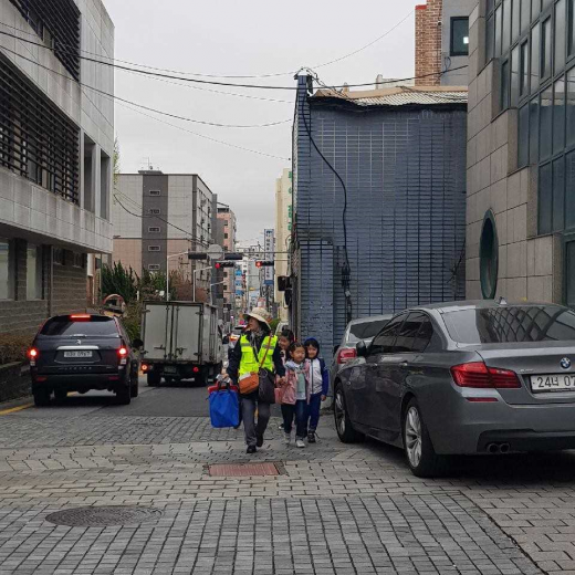 어린이 보행 안전 지도사가 아이들과 함께 통학하고 있다. / 사진제공=수원시