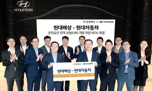 지난 13일 현대자동차 영동대로 사옥에서 열린 ‘운전습관 연계 보험상품 개발을 위한 업무협약(MOU)’에서 박주식 현대해상 자동차보험부문장(앞줄 왼쪽 세번째), 이석혁 현대해상 자동차업무본부장(뒷줄 왼쪽 세번째), 허병길 현대차 판매사업부장(앞줄 왼쪽 네번째), 박상규 현대차 국내영업전략실장(뒷줄 왼쪽 첫번째) 등 관계자들이 기념촬영을 하고 있다. / 사진=현대해상