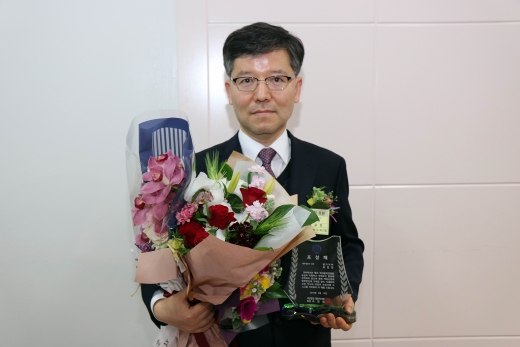 오갑진 삼진제약 향남공장 이사가 대한약사회장 표창을 수상했다. /사진=삼진제약